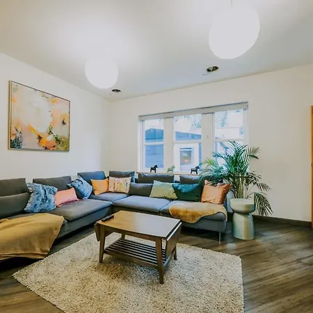 The Unicorn Three Bedroom House 公寓