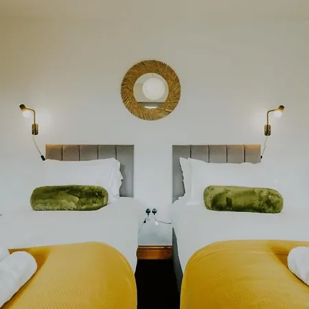 The Unicorn Three Bedroom House Apartment