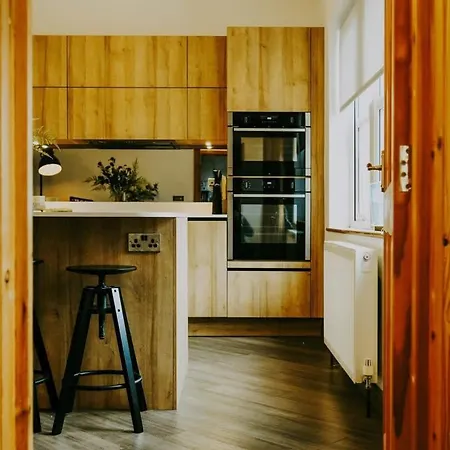 The Unicorn Three Bedroom House Apartment