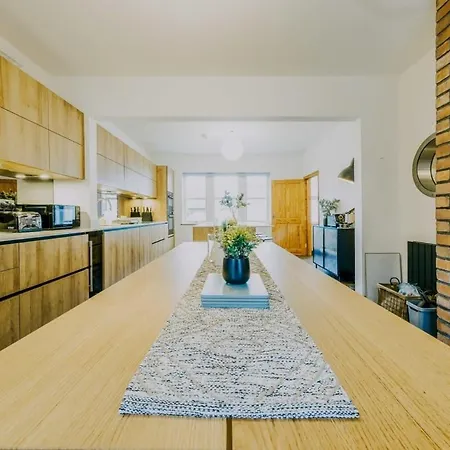 The Unicorn Three Bedroom House * Bristol