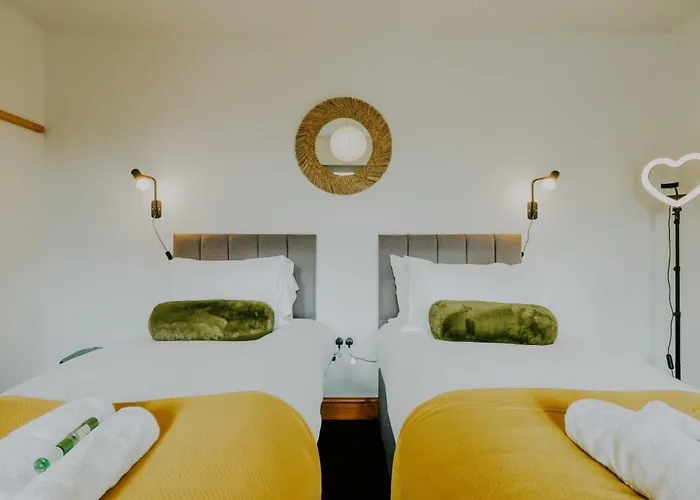 The Unicorn Three Bedroom House Apartment