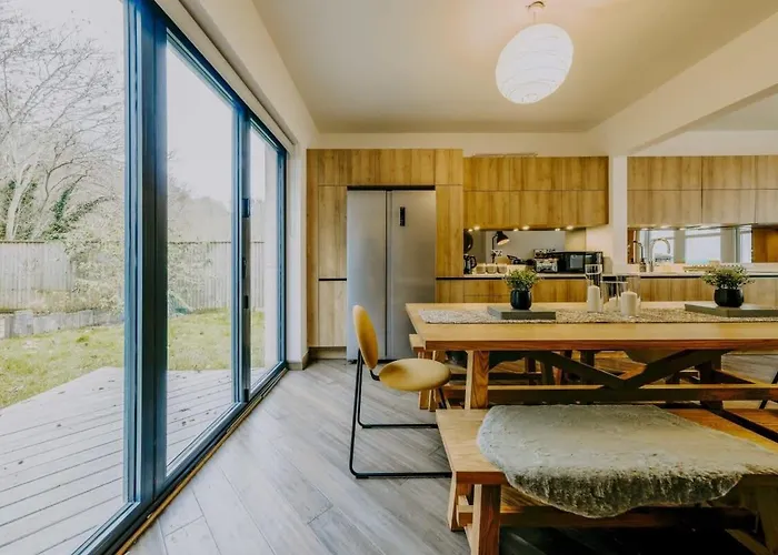 The Unicorn Three Bedroom House Apartment Bristol