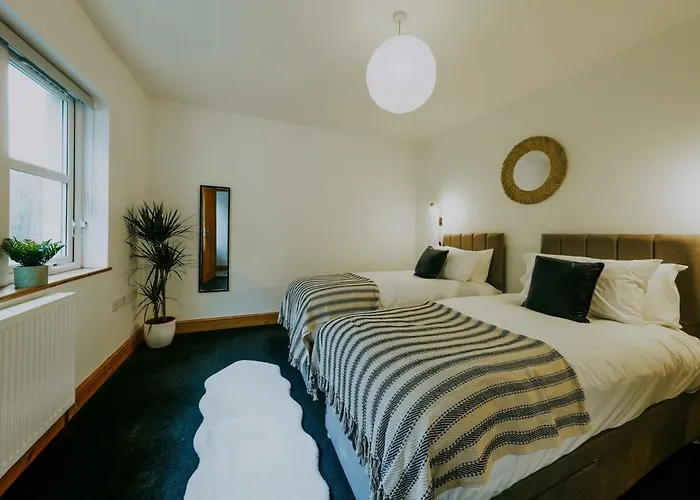 The Unicorn Three Bedroom House Apartment Bristol